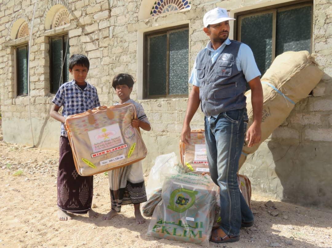 KSRelief_EN's tweet image. #KSrelief distributed shelter aid to 600 beneficiaries in the districts of Al Ghayda and Hat in #AlMahrah governorate.