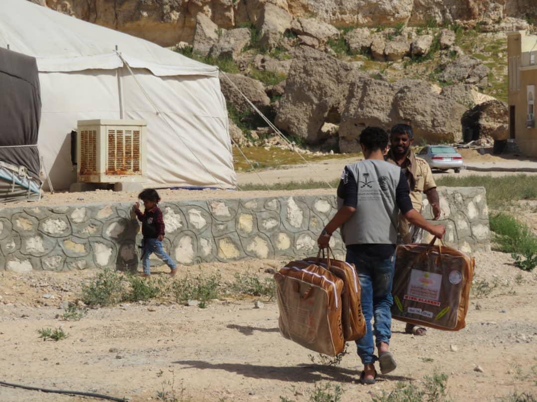KSRelief_EN's tweet image. #KSrelief distributed shelter aid to 600 beneficiaries in the districts of Al Ghayda and Hat in #AlMahrah governorate.