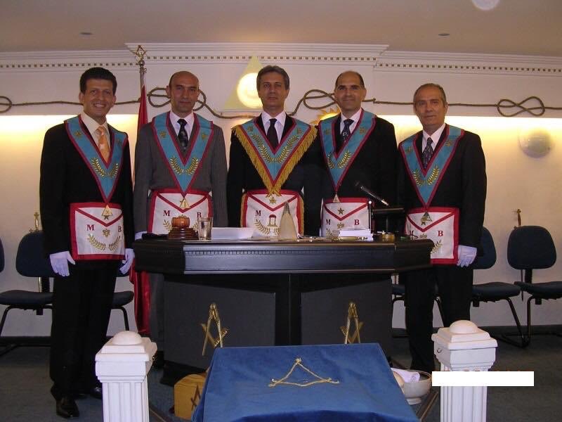 TUNÇ SOYER’in MASON OLDUĞU ORTAYA ÇIKTI

CHP İzmir Büyükşehir Belediye Başkan Adayı Tunç Soyer’in, Gazi Mustafa Kemal Atatürk’ün “Ben hayatta olduğum sürece Türkiye’ye giremezler” dediği mason localarına üye olduğu ortaya çıktı.