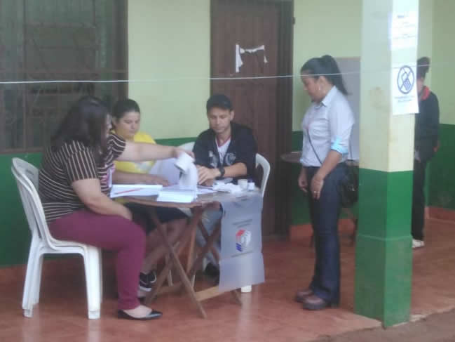 780AM's tweet photo. Inician las Elecciones Internas en Ciudad del Este con 166.470 afiliados y simpatizantes de seis agrupaciones políticas que están habilitados a votar. Serán instaladas un total de 346 Mesas, en 21 locales de votación #InternasCDE #RadioParque #780AM https://t.co/M5kVYsbWbV