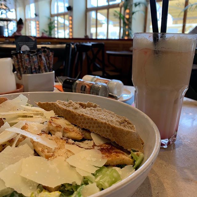 pressepfarrerin's tweet photo. Ein #CaesarSalad und eine #VirginColada. Man kommt zurecht. https://t.co/LAuwsHDcsX https://t.co/g9UWJgLo2Q