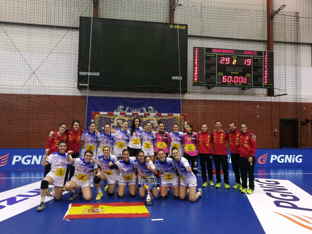 EmmaBoada's tweet photo. ¡CAMPEONAS DE LA BALTIC HANDBALL CUP! (y super líderes) #123dámelo #el3soyyo #atrápamesipuedes #chifly #joputi #newsessantander #halcón #lamanzana #alejanandromagno #flash #luisXIV #chillywilly #timbas #saravasmuybien #yocontigosoybien #ysintisoymal #agggg #mvp #elregresodeltupé https://t.co/ur6JNootMz
