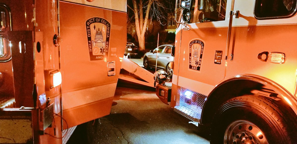 DCFDTower3's tweet image. 𝔗𝔬𝔴𝔢𝔯 𝔏𝔞𝔡𝔡𝔢𝔯 𝔑𝔬. 3 @dcfireems getting optimal positioning with the cab #15Degrees from the centerline of the building on several incidents last night. #ScrubArea is of the utmost importance on any incident. Especially with a mid-mounted aerial. #Aerialscope
