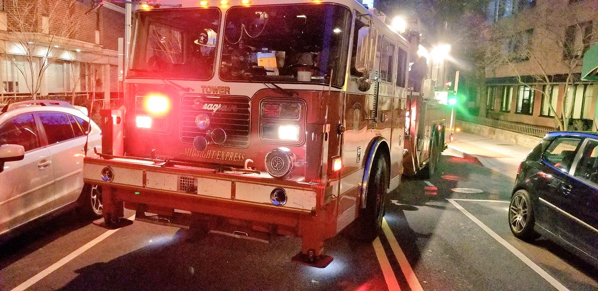 DCFDTower3's tweet image. 𝔗𝔬𝔴𝔢𝔯 𝔏𝔞𝔡𝔡𝔢𝔯 𝔑𝔬. 3 @dcfireems getting optimal positioning with the cab #15Degrees from the centerline of the building on several incidents last night. #ScrubArea is of the utmost importance on any incident. Especially with a mid-mounted aerial. #Aerialscope