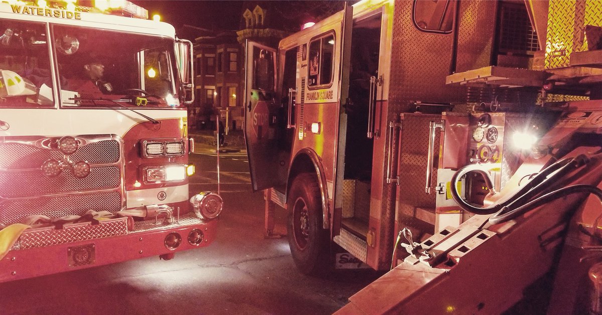 DCFDTower3's tweet image. 𝔗𝔬𝔴𝔢𝔯 𝔏𝔞𝔡𝔡𝔢𝔯 𝔑𝔬. 3 @dcfireems getting optimal positioning with the cab #15Degrees from the centerline of the building on several incidents last night. #ScrubArea is of the utmost importance on any incident. Especially with a mid-mounted aerial. #Aerialscope