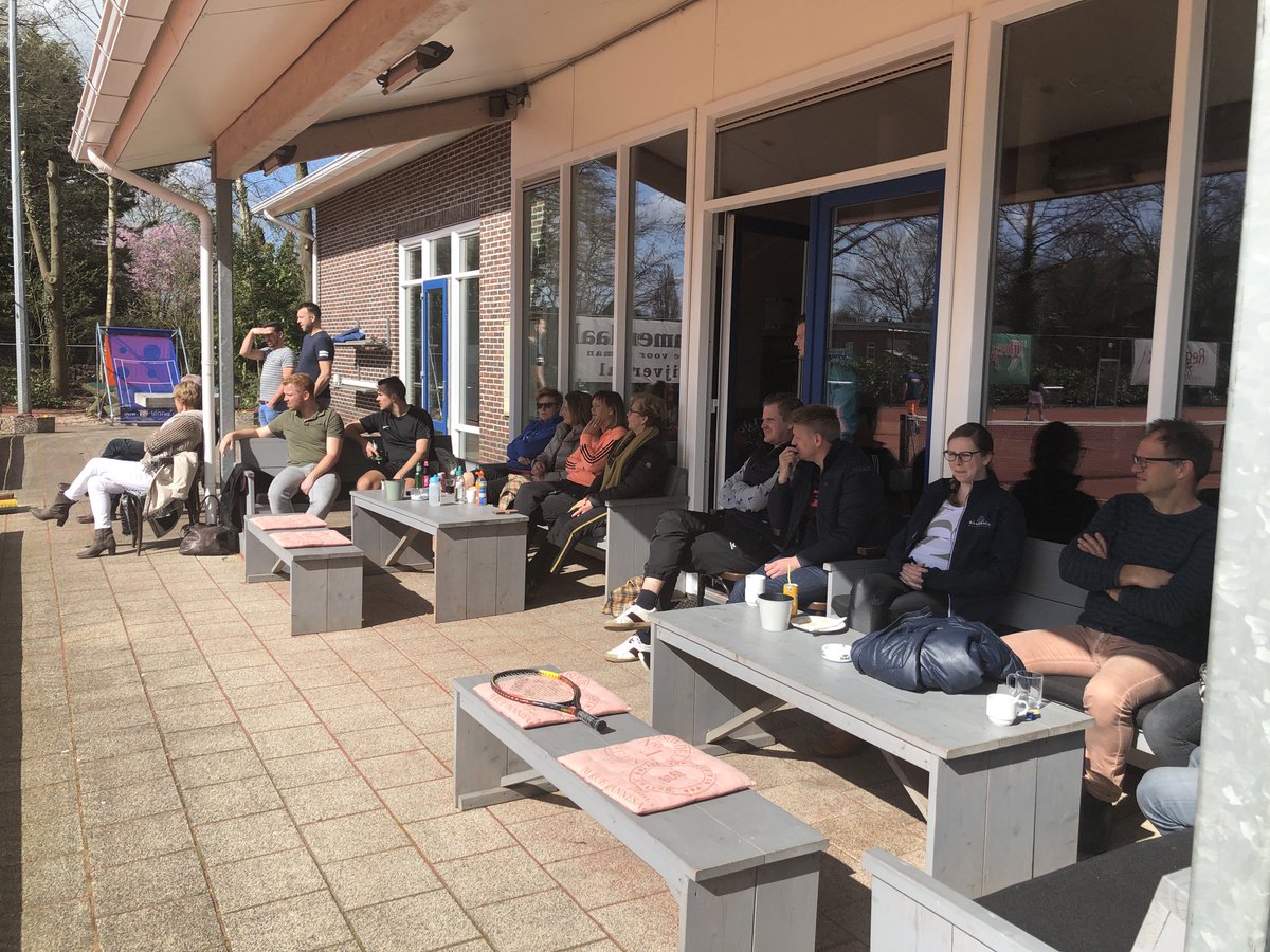 Finales van de clubkampioenschappen in volle gang! Heerlijk weer. Terras al lekker vol. Kom ook kijken! #tennis #gramsbergen