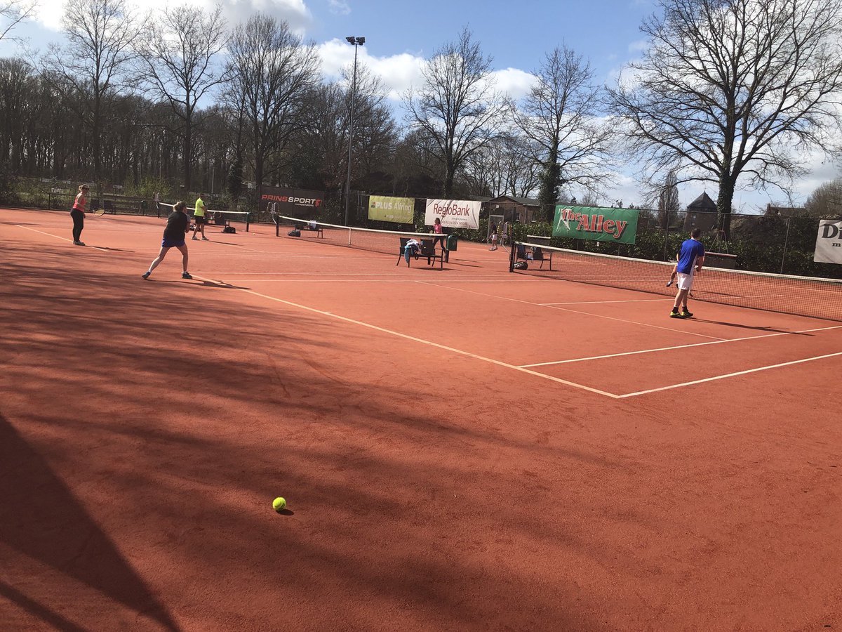 TvGramsbergen's tweet photo. Finales van de clubkampioenschappen in volle gang! Heerlijk weer. Terras al lekker vol. Kom ook kijken! #tennis #gramsbergen https://t.co/Rll2Hj1siE