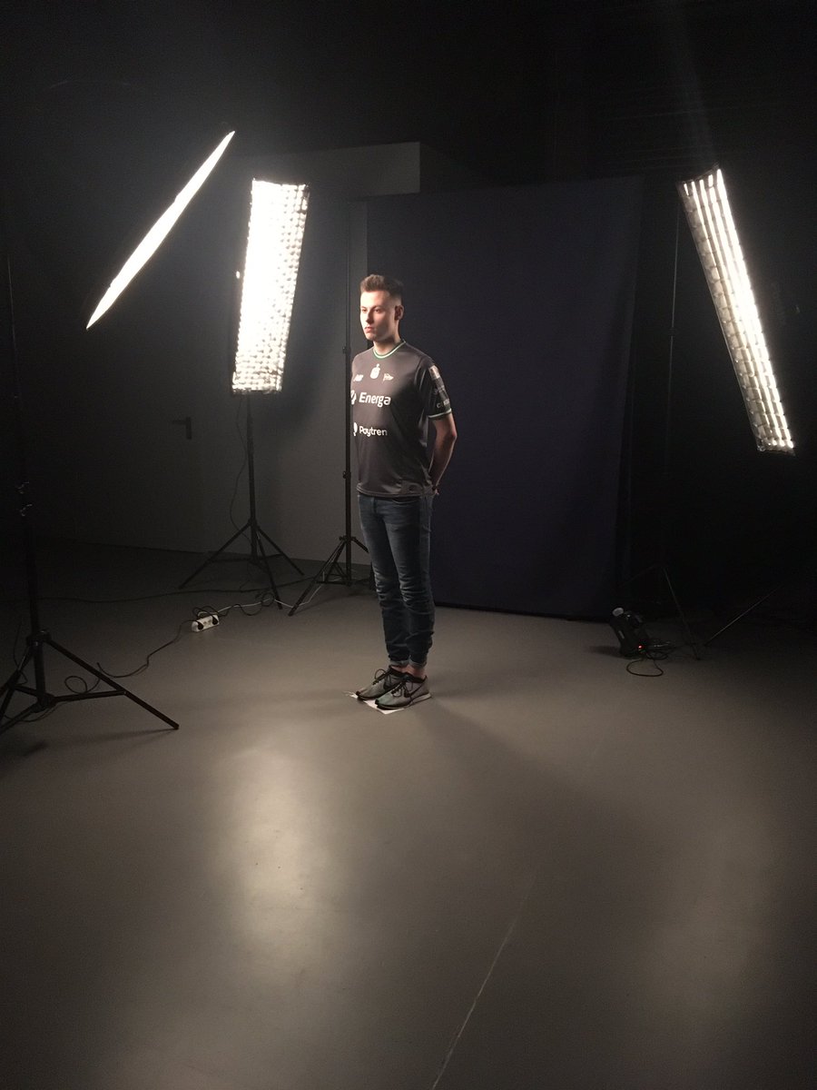 Wczoraj mieliśmy media day na ligę Ekstraklasa Games, niedługo zobaczycie efekty pracy 📷🎬
@cosanerofifa 🤙