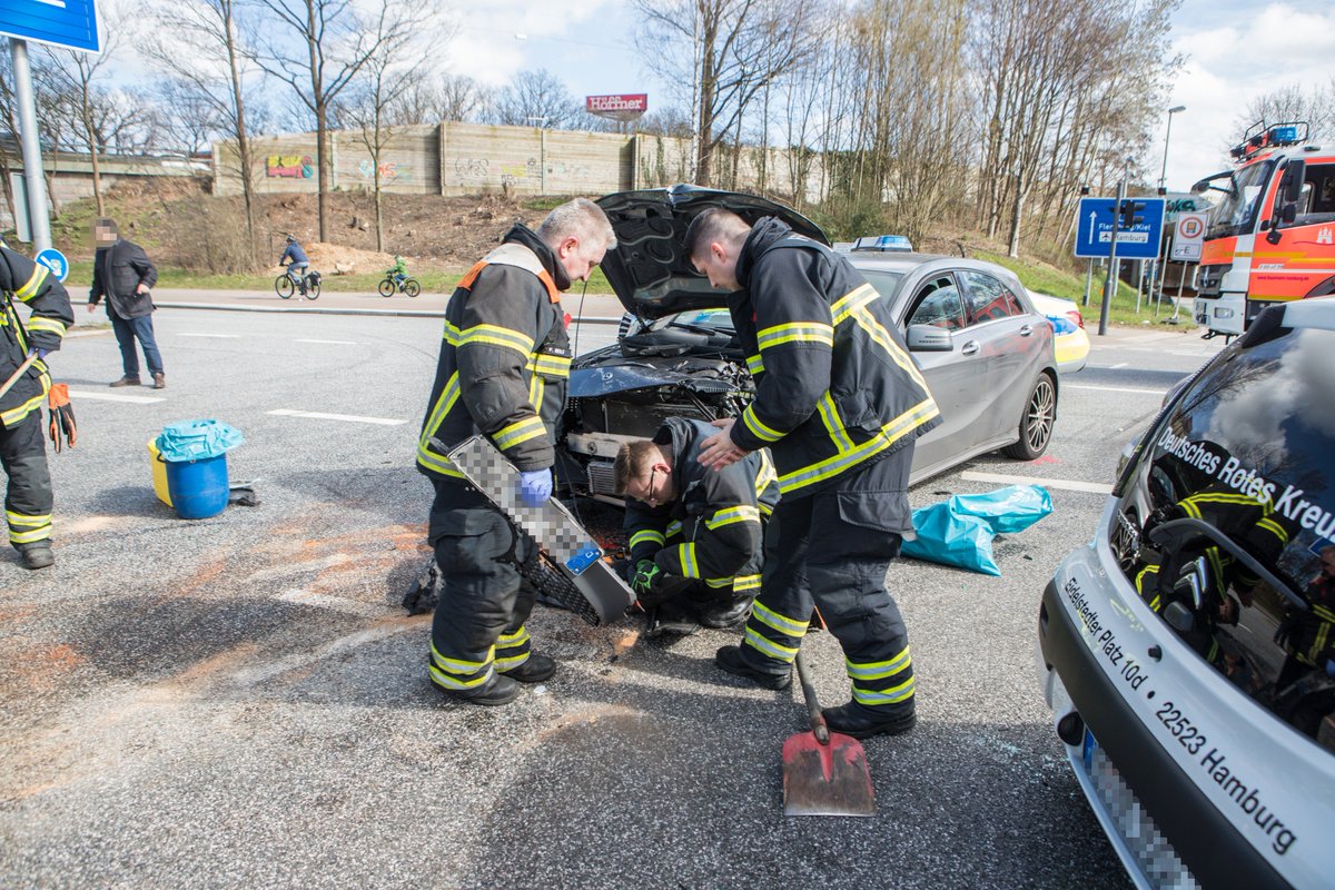 BlaulichtN's tweet photo. #Eidelstedt - schwerer Verkehrsunfall auf der #HolsteinerChaussee - Mercedes wollte auf die A7 fahren und übersah den Gegenverkehr - Citroen prallte in den Mercedes - verletzte Personen von @FeuerwehrHH versorgt #Hamburg https://t.co/21B0GfPulN