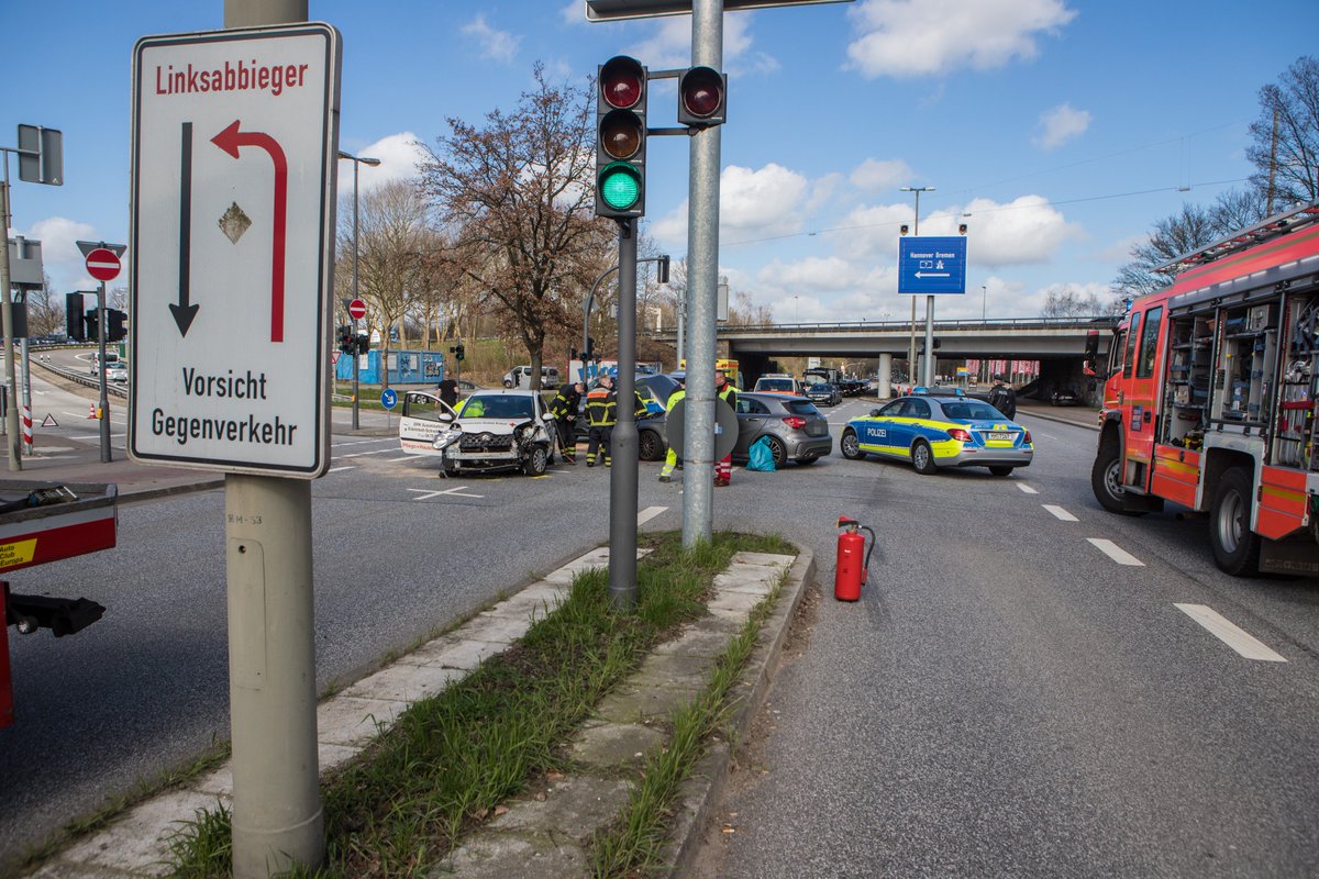 BlaulichtN's tweet photo. #Eidelstedt - schwerer Verkehrsunfall auf der #HolsteinerChaussee - Mercedes wollte auf die A7 fahren und übersah den Gegenverkehr - Citroen prallte in den Mercedes - verletzte Personen von @FeuerwehrHH versorgt #Hamburg https://t.co/21B0GfPulN