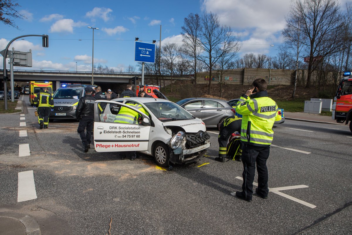 BlaulichtN's tweet photo. #Eidelstedt - schwerer Verkehrsunfall auf der #HolsteinerChaussee - Mercedes wollte auf die A7 fahren und übersah den Gegenverkehr - Citroen prallte in den Mercedes - verletzte Personen von @FeuerwehrHH versorgt #Hamburg https://t.co/21B0GfPulN