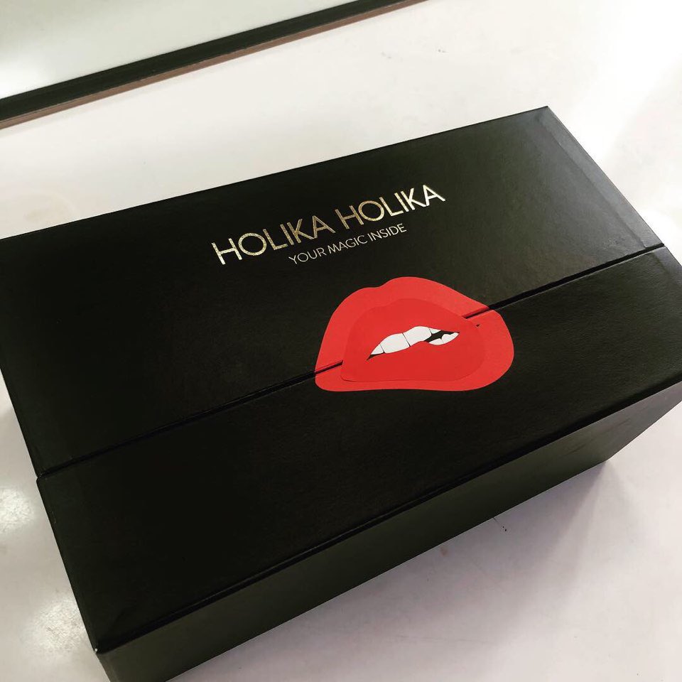 jonancsy's tweet photo. @Dillrabarabaa @allendenglunn 

Happy wedding yaaa ncyyyyy dan denglun gege

Miaaaaaan kemarin ga datengggggg 😭😭😭

Ini aku kasih kosmetik buat ncyy biar makin kecee

Kemarin masih ada sisaan endorse holika holika 😂😂😂 https://t.co/rpsWMOzgcx