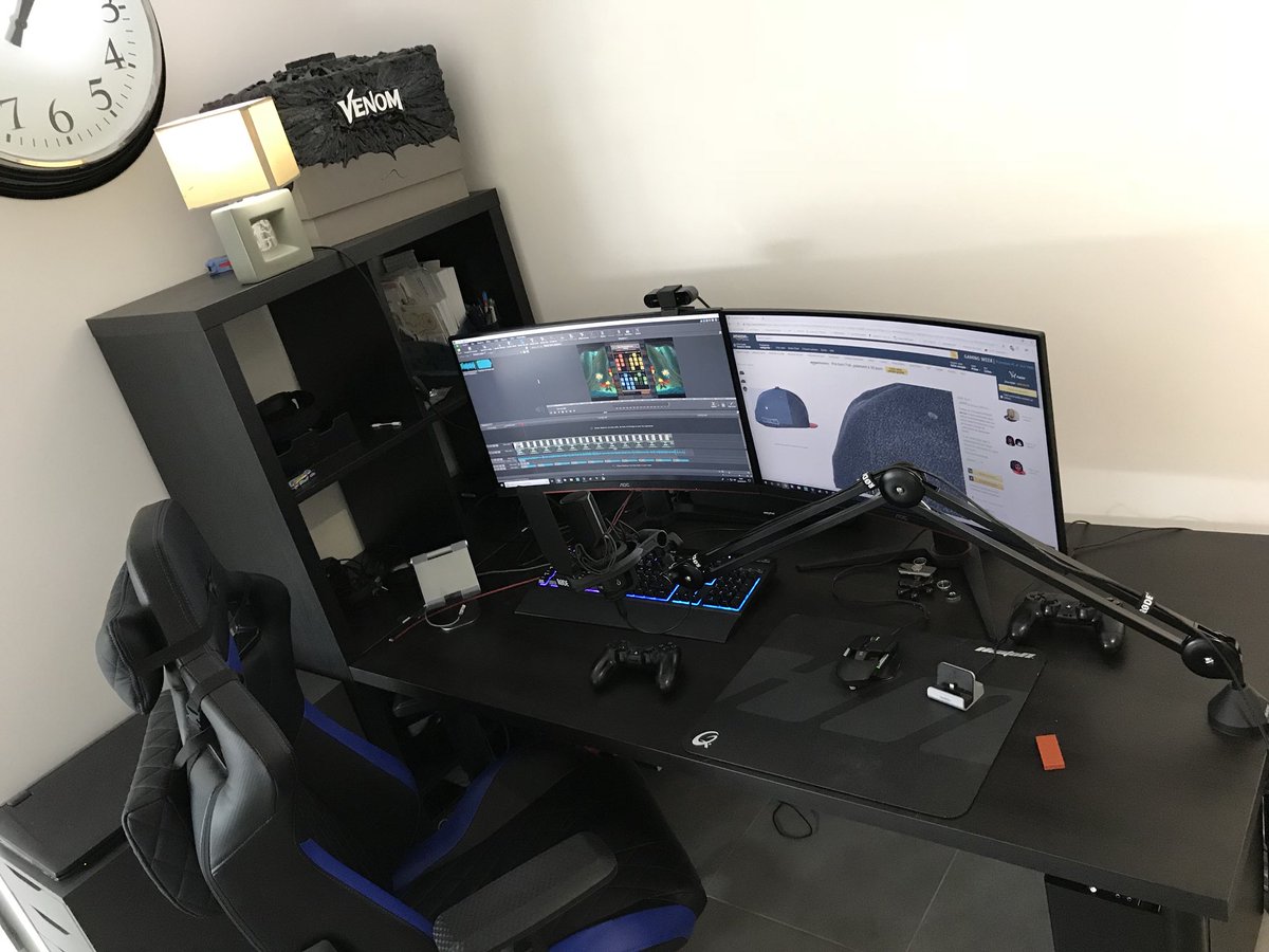 adaytgaming's tweet photo. Et voilà le après ! Avec ca je vais vous faire du gros contenu ! #nouveausetup #amd #doubleecran #Corsair #rode #playstation #TapTitans2 #aoc #Razer https://t.co/gTjuhFb0d1
