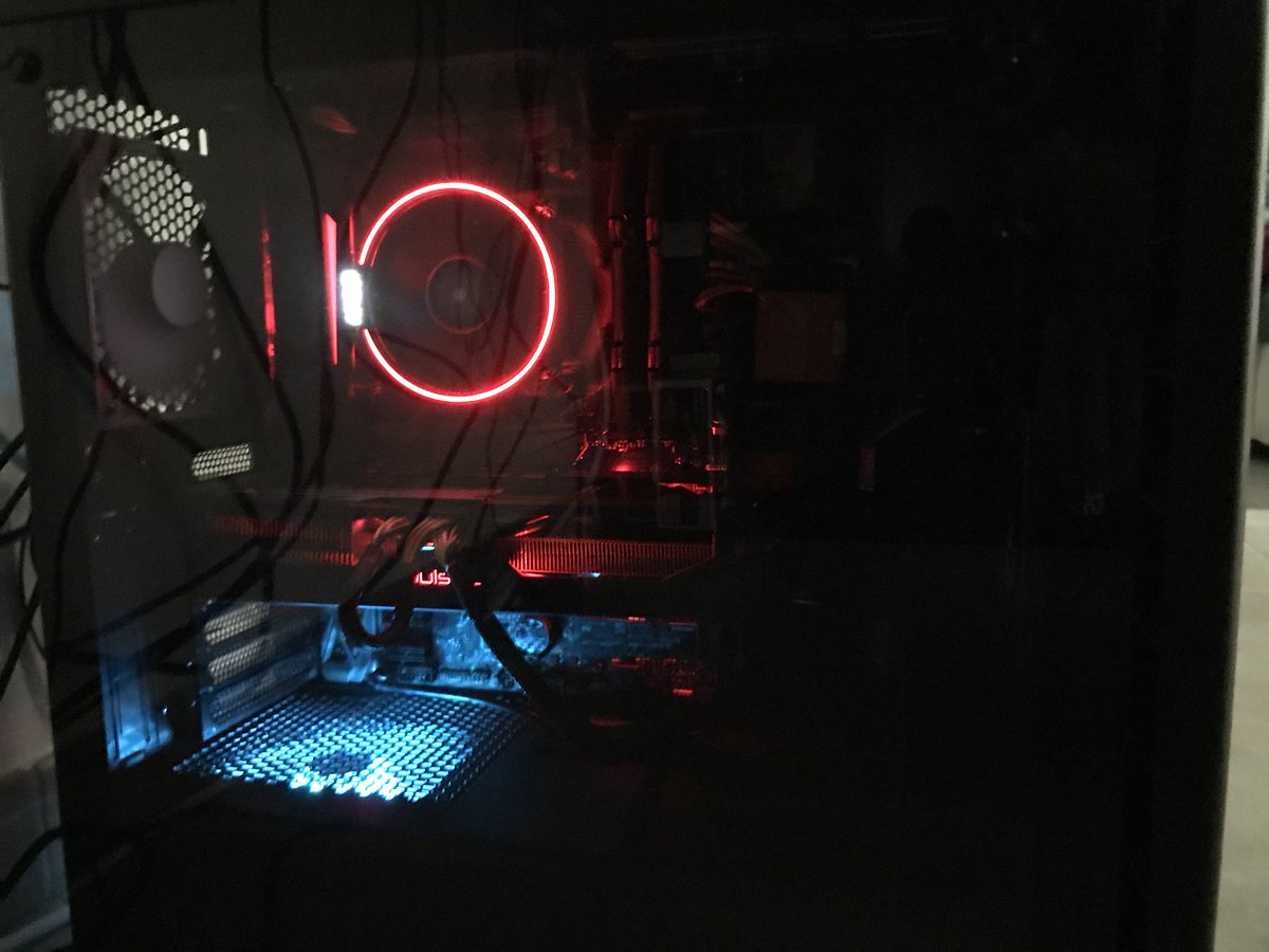 adaytgaming's tweet photo. Et voilà le après ! Avec ca je vais vous faire du gros contenu ! #nouveausetup #amd #doubleecran #Corsair #rode #playstation #TapTitans2 #aoc #Razer https://t.co/gTjuhFb0d1