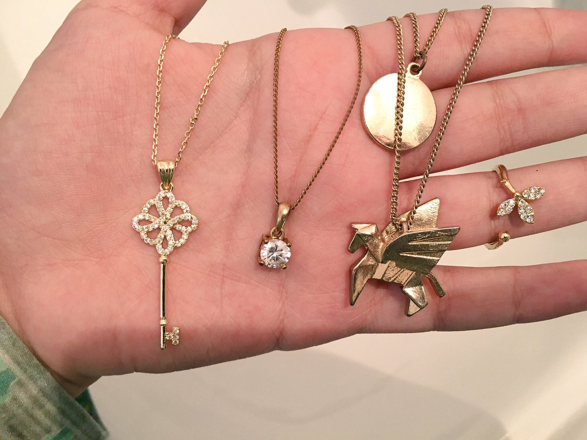 apkiammi's tweet image. I’ve lost ALL OF MY CHAINS. Except the wing horsey one. Meri birthday arahi hay bois n gals 👀👀 #notsosubtle