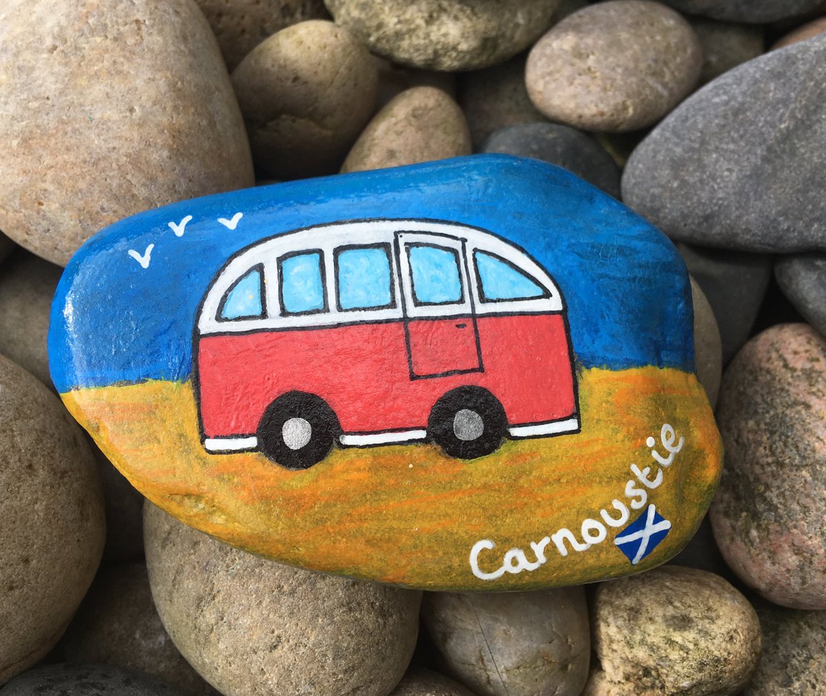 CarnoustieRocks's tweet photo. The Carnoustie Rocks Sprites have been creating some new rocks which will be travelling to sunnier climes over the next few weeks ☀️ ✈️ 🏖 we have one query though - can you take painted rocks into #Australia? https://t.co/T4BdYb1FgK