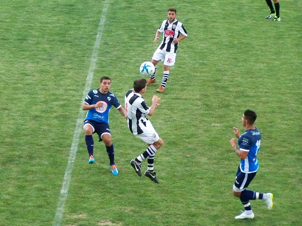 Independiente 3 - Alumni Azuleño 1: Contra viento y marea
caynet.com.ar/news.php?id=18…