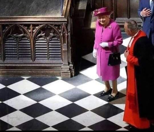 YouHadOneJ0B's tweet photo. A moment of tension in the Vatican. If the bishop moves forward the queen can take him. https://t.co/ZKTziTeu5m