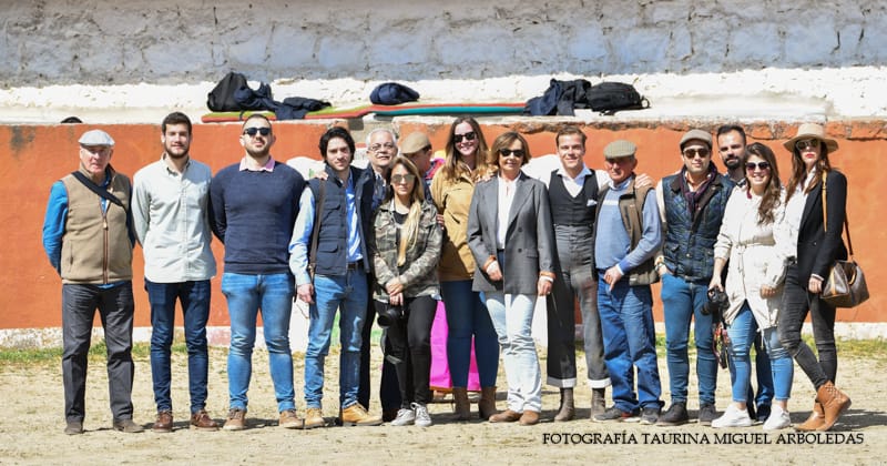 cursopertaurino's tweet photo. ¡Qué fin de semana más taurino! Ayer vivimos de nuevo el placer del campo, en casa de nuestra querida Cristina Moratiel. @baltasariban. Y hoy, a @LasVentas, toca poner en práctica todo lo aprendido. ¡Vamos! https://t.co/dqUOOEkPuL