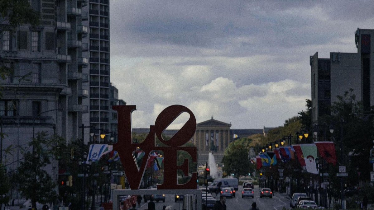 euronews's tweet photo. #NotesFromTheUSA | Singer-songwriter @laetitiasheriff takes us to Philadelphia, the place where America’s modern journey began and a fitting final stop on her music-themed US road trip.
Join her to discover the city's highlights: https://t.co/irRClI1ARs
(with @VisitTheUSA) https://t.co/ZGhhOPvRld