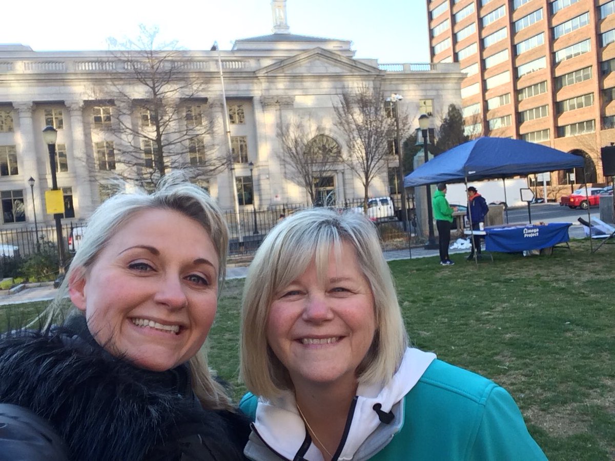 EwaPressSec's tweet photo. Working with the amazing @LungAssociation Chief Mission Officer @dbrownala at the 56th Annual #CRhalf ‼️🏃🏽♀️ https://t.co/R2PiNMOlzU