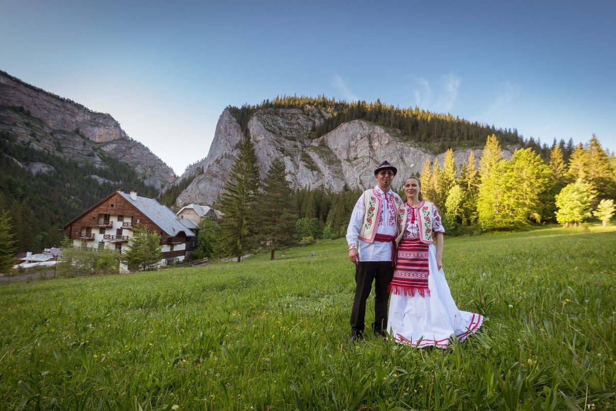 NuntaTradition's tweet image. Anamaria și Ionuț-Mihai, nuntă în Târgu Ocna

buff.ly/2CCxFKj

#NuntaTraditionala #NuntaRomaneasca #TarguOcna #CopsaMica #Bacau #Traditii #Obiceiuri #PortIE #Nunta #Wedding #WeddingPhotography #TraditionalWedding #WeddingCustoms #Photography #PhotoShoot #Romania