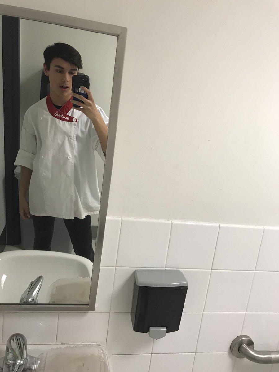 SUOLRoth's tweet photo. Felt cute...might delete later #ootd @SuffolkDining #SuffolkUniversity https://t.co/Aulp0bJ0rV