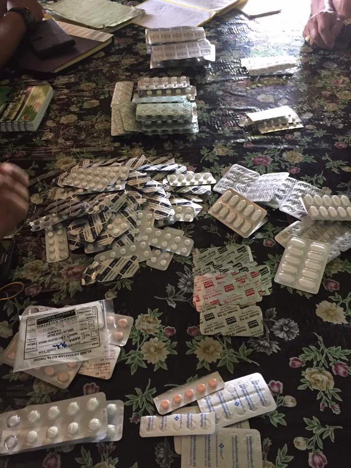 HausofHilton's tweet photo. Di Amerika Syarikat , 5 kotak insulin berharga $2000.

Di Malaysia , 1 kotak RM 1

Tapi tengok ini?

Ini ubat ubat yang dijumpai di sebuah rumah semasa saya membuat lawatan rumah. Dia ambil ubat dari klinik tapi tak makan langsung. https://t.co/oytFN3hvhf