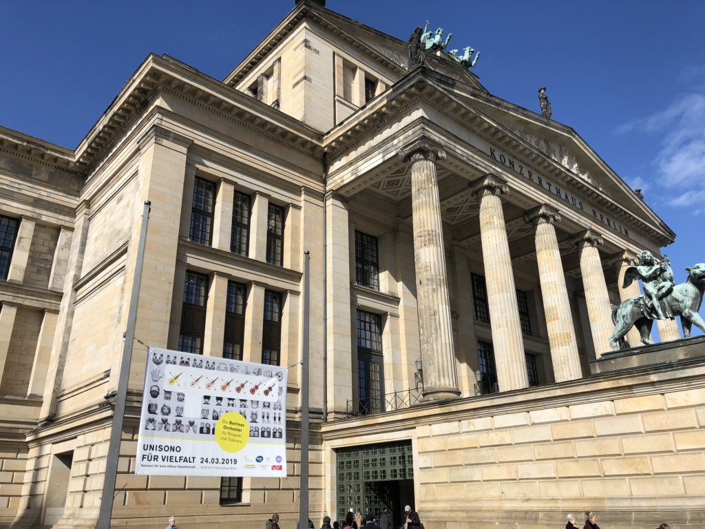 Gemeinsam ein starkes Zeichen setzen-in 2 Stunden aus dem @_Konzerthaus #Berlin!UNISONO für Vielfalt. Vorfreude auf das Konzert ! @BerlinPhil @DSOBerlin @Komische_Oper @Staatskapelle_B @deutsche_oper #RSB #Konzerthausorchester unter @Mangelij Live um 16h auf @Kulturradio_rbb