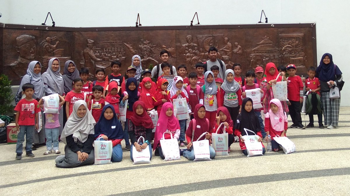 Lasyalalaa's tweet photo. Senyum2 kecil yang terpancar dari kecerian yang dirasakan adik2 ini menular kepada kami bahkan menjadi semangat kami hari ini.
Terima kasih untuk hari ini adik2 dan #GEMAINDONESIA #GEMAKidz https://t.co/Y78LoSgqs5