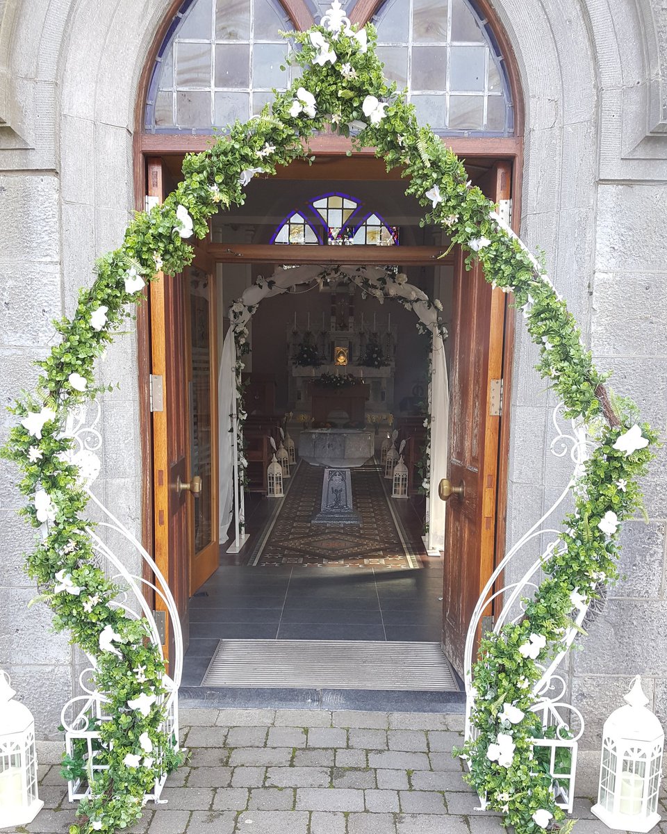 Congrats to Louise and Simon who got hitched in Slane yesterday. Our beautiful new arch made its debut alongside our original arch if you can't choose one HAVE BOTH 💗 #weddingarch