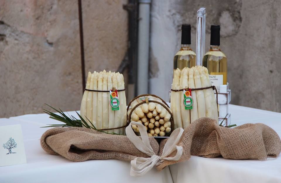 BreganzeDoc's tweet photo. Ripartiamo con la rassegna Asparagi e Vespaiolo: dal 19 marzo al 13 giugno i ristoratori di Bassano vi offriranno infinite combinazioni tra questi due ingredienti, grazie alla sapienza dei loro chef. Buon appetito a tutti! https://t.co/9HwhazlRis