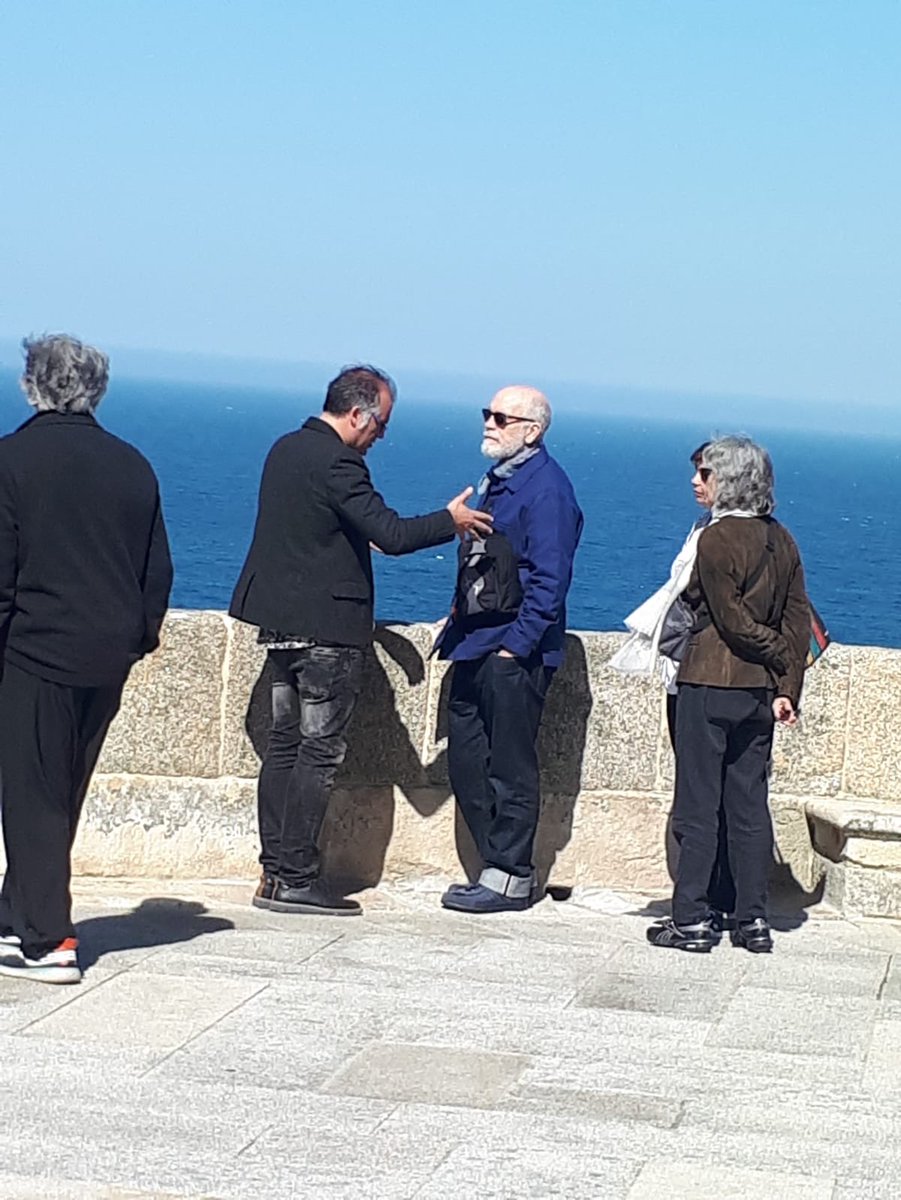 vozcoruna's tweet photo. El actor John Gavin Malkovich visitando la torre de Hércules. https://t.co/UIZjXqUgnr
