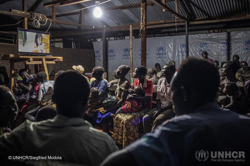 UNHCR, the UN Refugee Agency on Twitter: "𝗛𝘂𝗻𝗴𝗿𝘆. 𝗘𝘅𝗵𝗮𝘂𝘀𝘁𝗲𝗱.  𝗙𝗼𝗿𝗰𝗲𝗱 𝘁𝗼 𝗳𝗹𝗲𝗲. Dozens of refugees gather in the main pavilion  at a transit center in Aru in the DR Congo. Each one