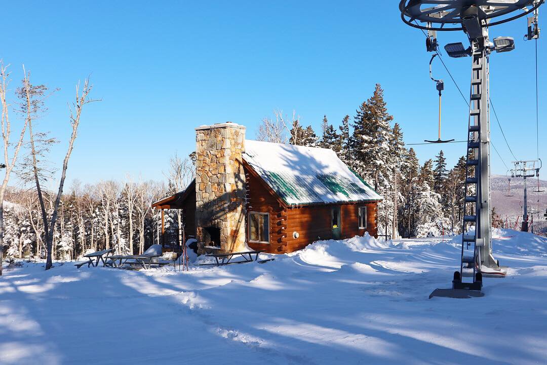 bretton_woods's tweet image. Looking like something out of a dream on Mt. Stickney. Today’s going to be special! ❄️☀️#dayatthewoods #tbar #notspringyet