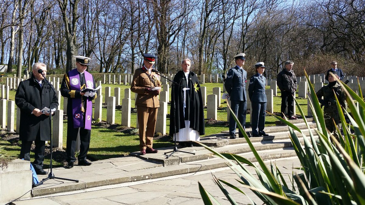 CWGC's tweet photo. A ceremony has today been held @CWGC’s Poznan Old Garrison Cemetery to mark #GreatEscape75. 48 of the 50 prisoners of war who were killed following the mass break out #OTD in 1944 are commemorated here. Learn more in our multimedia hub: https://t.co/qY8bwA6DQq #LegacyOfLiberation https://t.co/2AwvIW2IRE