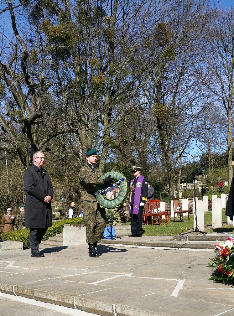 CWGC's tweet photo. A ceremony has today been held @CWGC’s Poznan Old Garrison Cemetery to mark #GreatEscape75. 48 of the 50 prisoners of war who were killed following the mass break out #OTD in 1944 are commemorated here. Learn more in our multimedia hub: https://t.co/qY8bwA6DQq #LegacyOfLiberation https://t.co/2AwvIW2IRE