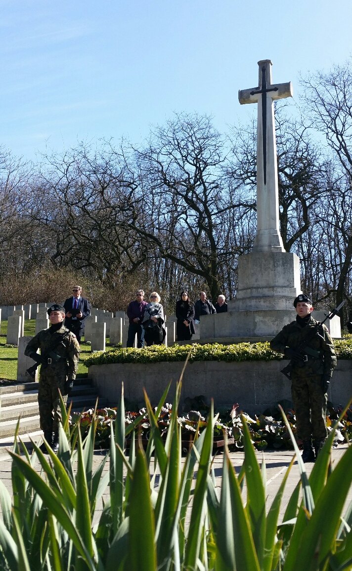 CWGC's tweet photo. A ceremony has today been held @CWGC’s Poznan Old Garrison Cemetery to mark #GreatEscape75. 48 of the 50 prisoners of war who were killed following the mass break out #OTD in 1944 are commemorated here. Learn more in our multimedia hub: https://t.co/qY8bwA6DQq #LegacyOfLiberation https://t.co/2AwvIW2IRE