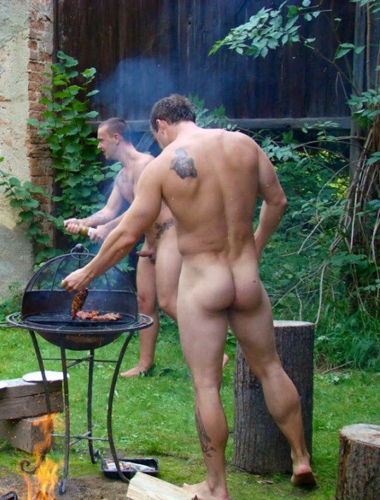 Only way to barbecue!!RT @SexGaySexxx: #InfragantiGay #NudeinPublic #XXXgay...