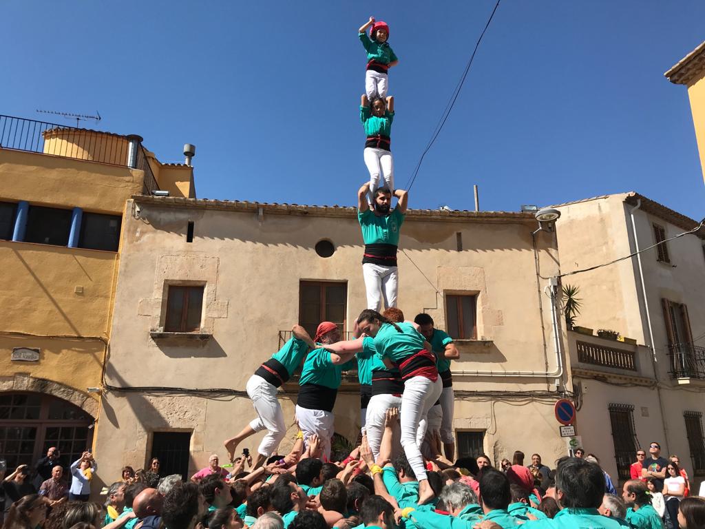 Verds's tweet photo. Avui hem actuat a Sant Cugat Sesgarrigues, on hem seguit rodant els castells de 7 i hem inaugurat una placa en record de la nostra primera actuació, el 14 de setembre de 1948! (1/2)
_____
➡️SANT CUGAT SESGARRIGUES: 3d7a, 4d7, 5d7, 7d7, 4d7a, 8 pd4.

#castellers #somelpeu https://t.co/UVH1dqvmEp