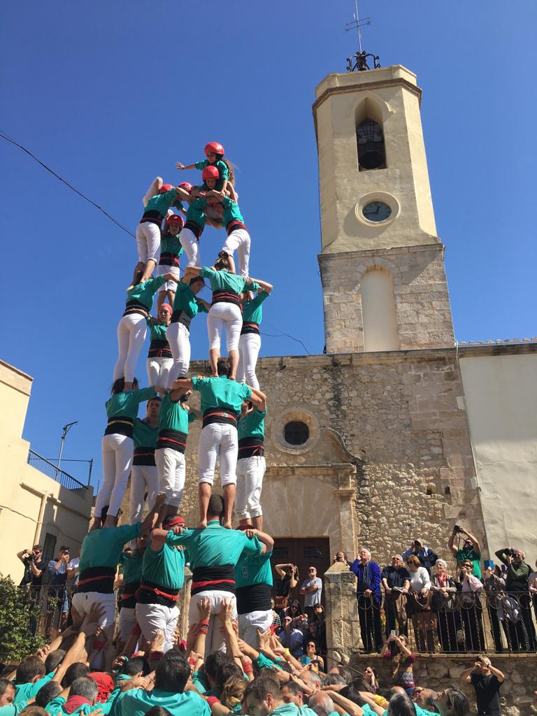 Verds's tweet photo. Avui hem actuat a Sant Cugat Sesgarrigues, on hem seguit rodant els castells de 7 i hem inaugurat una placa en record de la nostra primera actuació, el 14 de setembre de 1948! (1/2)
_____
➡️SANT CUGAT SESGARRIGUES: 3d7a, 4d7, 5d7, 7d7, 4d7a, 8 pd4.

#castellers #somelpeu https://t.co/UVH1dqvmEp