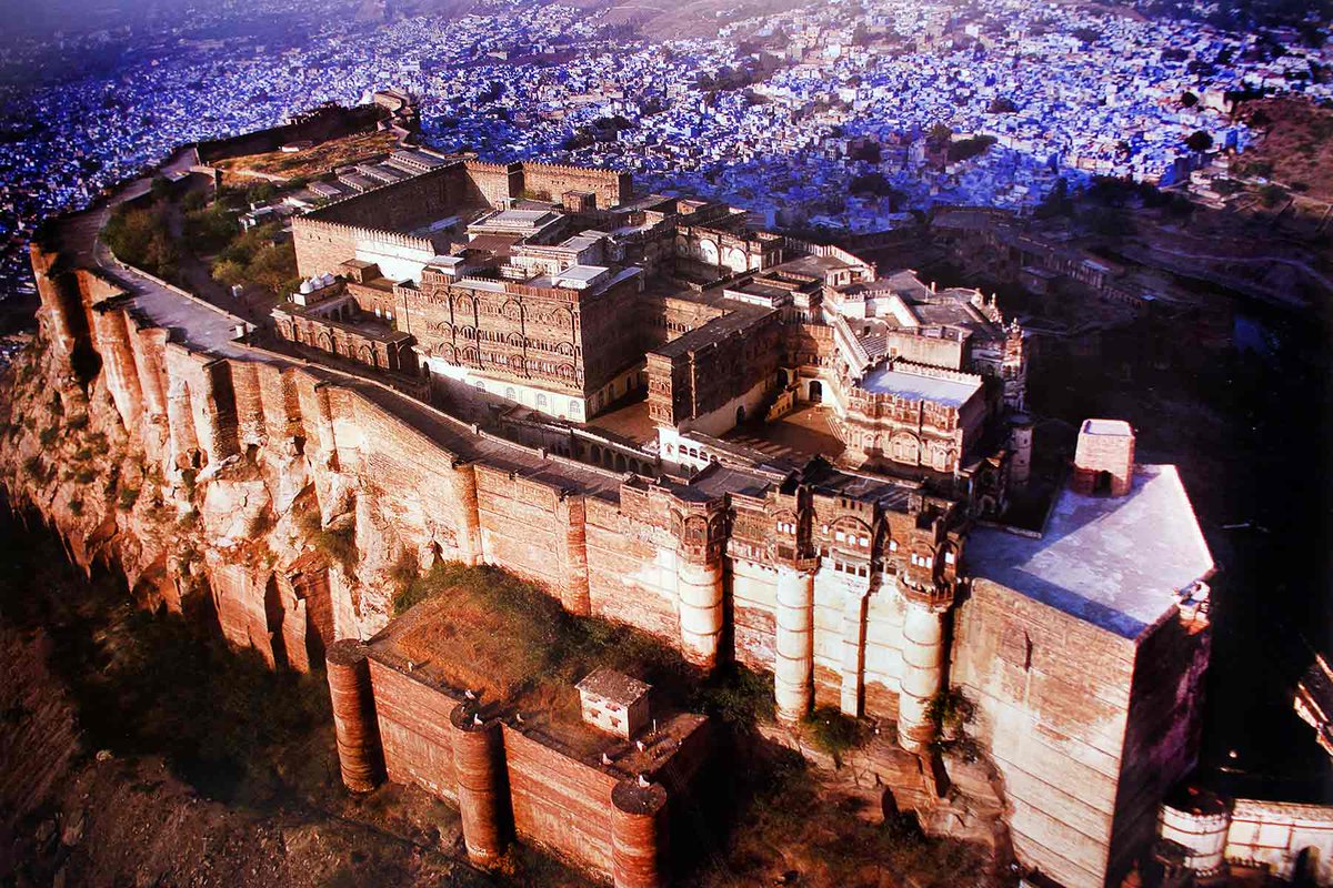 FortsIndian's tweet photo. Mehrangarh Fort, located in Jodhpur, Considered as one of the most formidable and magnificent forts of Rajasthan. Built in around 1459 by #RaoJodha.

#IndianFort
#IncredibleIndia 
#MehrangarhFort https://t.co/2TRKL9zO32