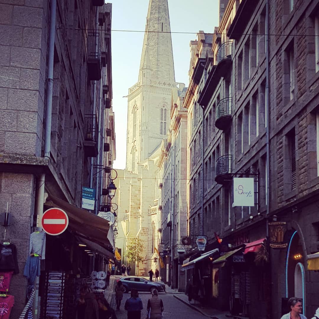 ODYZvetements's tweet photo. Les douBBYZs étaient en prospection à #rennes et #stmalo 😁 impossible de rater le #doudou marin sur les remparts de St Malo 📷
Bientôt 2 nouvelles boutiques à Rennes et alentours proposeront les produits #odyz 😁
#madeinfrance #madeindrome #doudou #couverturebebe #modebebe https://t.co/sphZAyS2CE