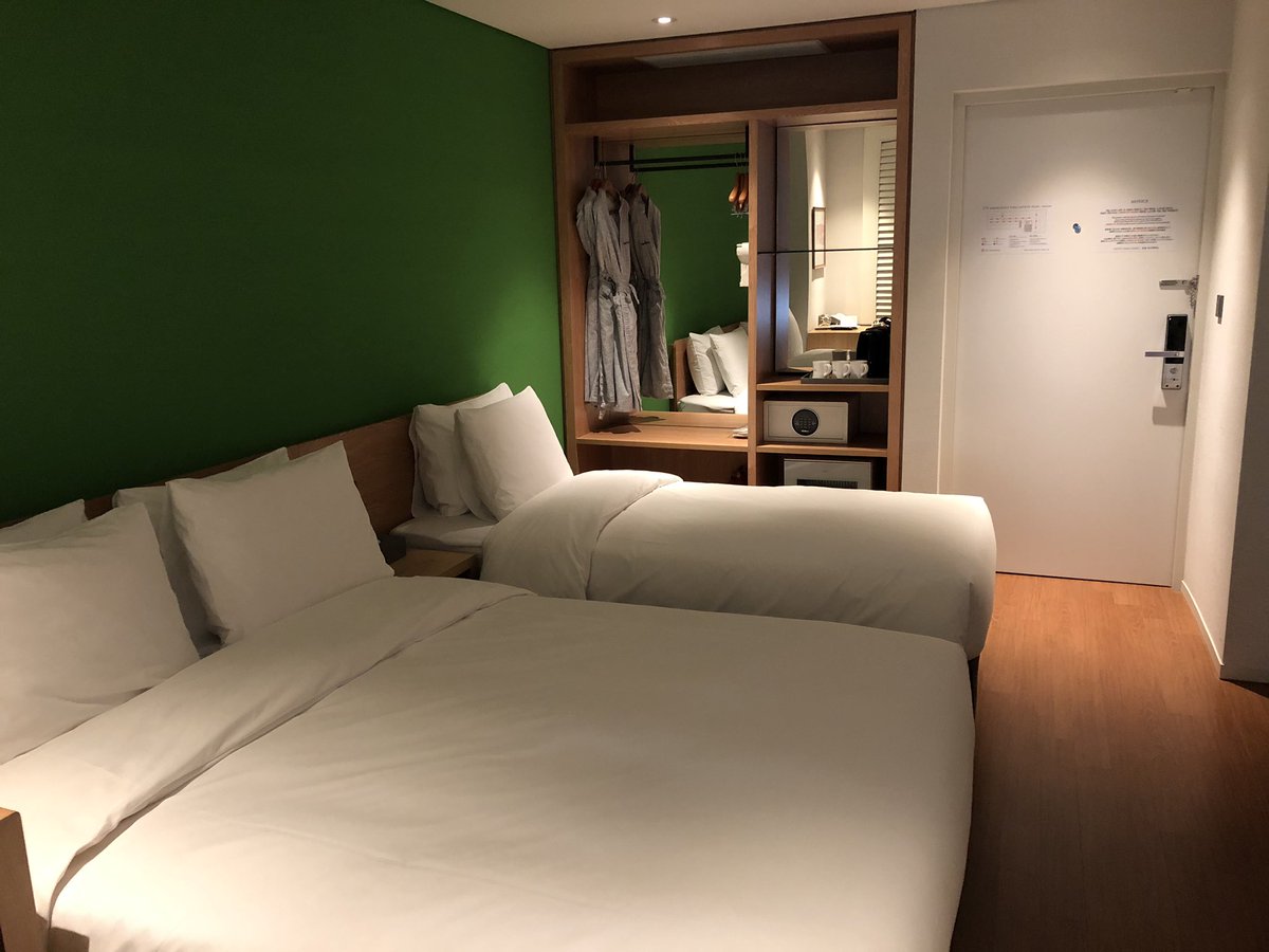 今回初SMグロパ を利用して東方神起のライブに参加したんだけど…エコノミークラスで私は聞いた事ないホテル利用だった為事前調査が非常に困ったんです…多分今後もグロパ でこのホテルは利用されるのではないかと思うので…少しでもお役立てれば…