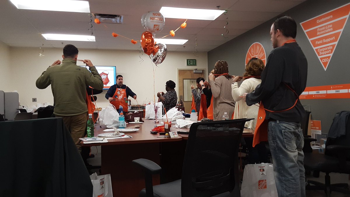 hd6917's tweet photo. 6917 Apron presentation by Store Manager Lou.@LoyceRiggans @LouSirinakis @JennHD193 https://t.co/pqFYftMzjT
