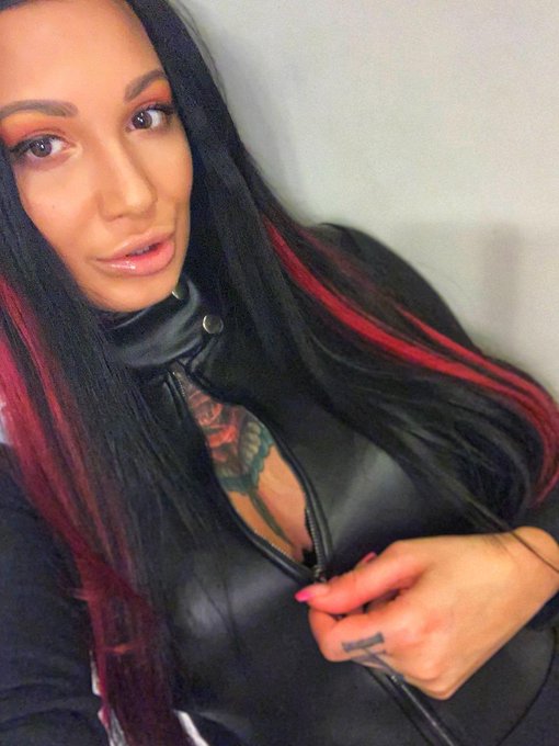 Angel or devil ? ❤️🖤 https://t.co/QlXIMMMePg<a href="/tag/adelasanty"class="tags"><span>#adelasanty</span></a>
