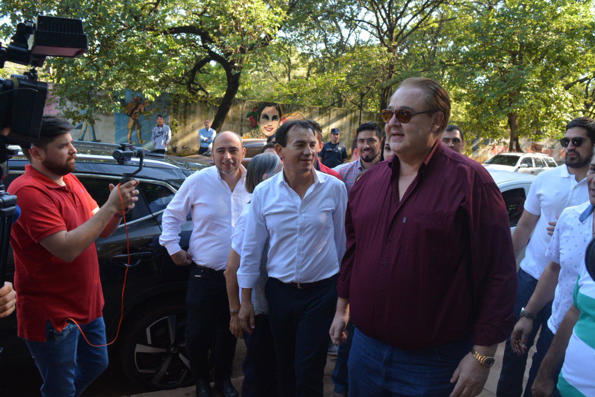 780AM's tweet photo. #InternasCDE El precandidato a la Intendencia del oficialismo Wilberto Cabañas se acercó a depositar su voto, acompañado del gobernador de Alto Paraná Roberto González Vaesken y del gobernador de Caazapá "Pipo" Díaz Verón. Gentileza. #RadioParque #780AM https://t.co/flFxlvhLc9