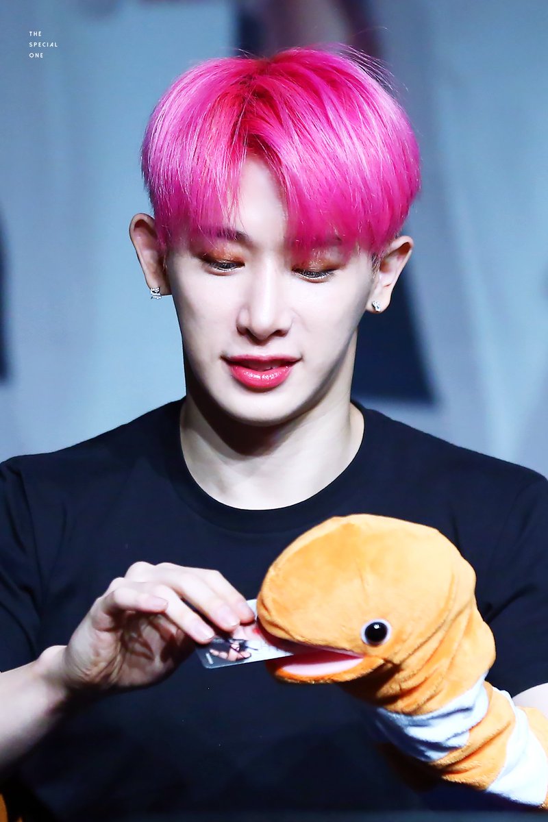 specialone0301's tweet photo. 🐰HD 190302 강남팬싸

신박하게 포카 주기ㅋㅋㅋ

#몬스타엑스 #MONSTA_X 
#원호 #WONHO https://t.co/uNYWbXw59x