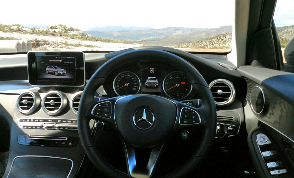 TechnoBokMedia's tweet photo. Think of it as the practicality of a @MercedesBenz_SA Mercedes-Benz C-Class, but one wearing high heels and is not afraid to get a bit dirty.
#MercedesBenz
#MercedesSA
#MercedesBenzGLC
#GLCKlasse https://t.co/6L92UTMNaE