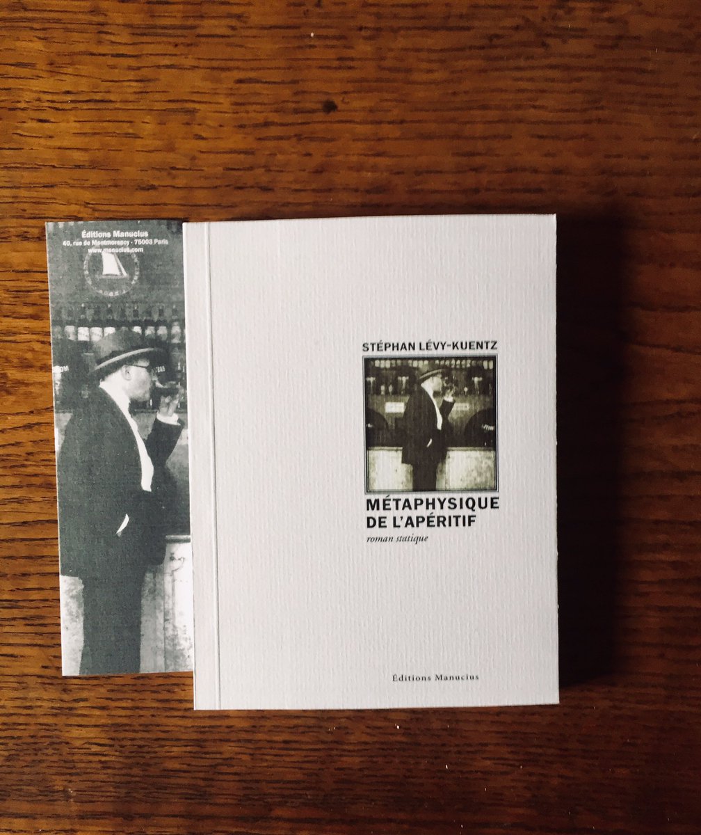 AlexandraYonnet's tweet photo. #livre #metaphysiquedelaperitif #stephanlevykuentz #pessoa #terrasse #litterature Petit bijou de printemps ♥️🍾⚡️ https://t.co/WXAnd36KQQ